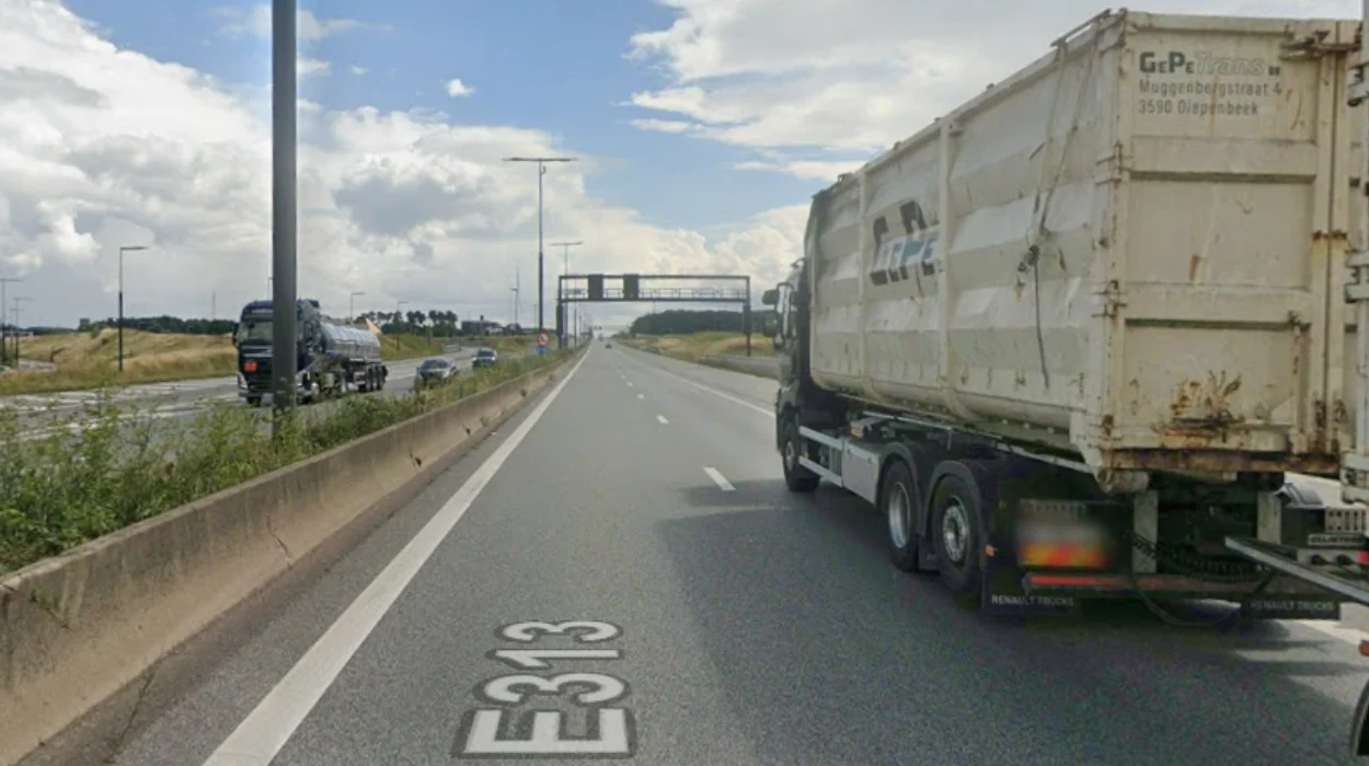 Dozens of Flemish flags removed on E313 in Limburg