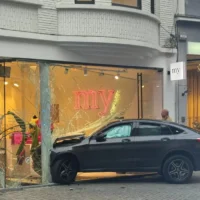 Driver crashes into jewelry store in Antwerp Minor injuries and major damage reported
