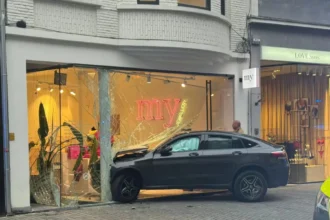 Driver crashes into jewelry store in Antwerp Minor injuries and major damage reported