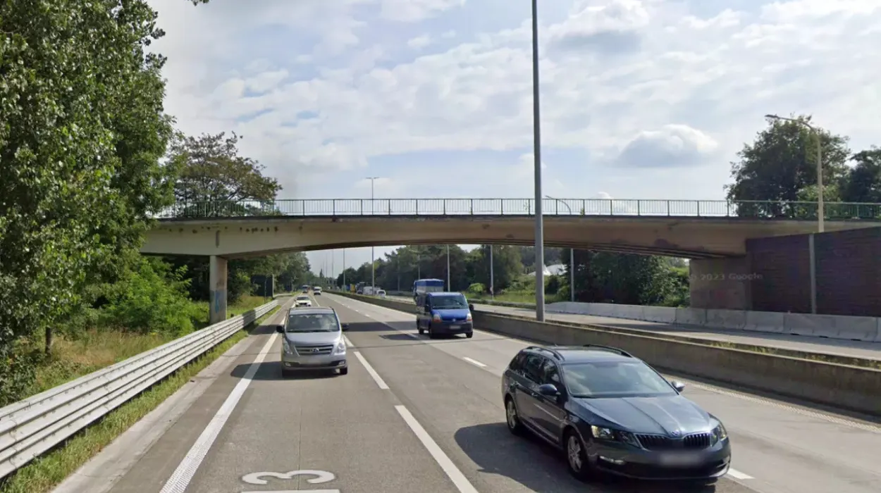 E313 highway closed after bridge debris falls in Beringen