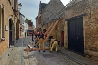 Emergency response to leaning house in Bruges