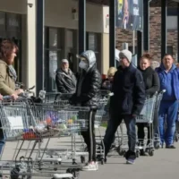 Euro zone households keep saving despite growth challenges