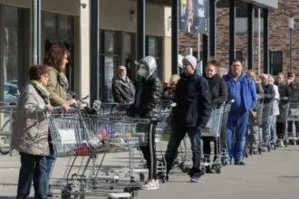 Euro zone households keep saving despite growth challenges