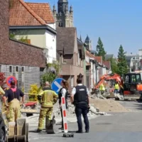 Excavator hits pipe in Kermisstraat Roeselare, 100s evacuated
