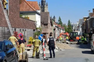 Excavator hits pipe in Kermisstraat Roeselare, 100s evacuated