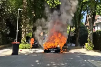 Fiery crash Mom saves kid as 2 cars burn in Mortsel