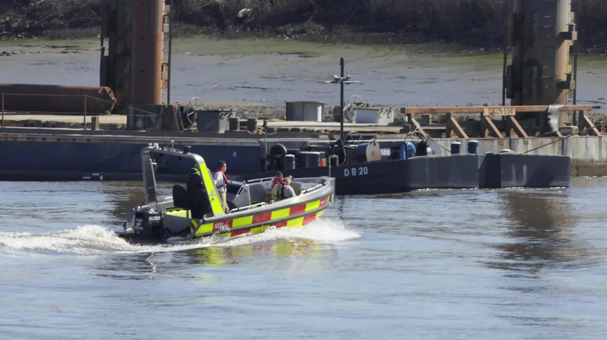Fire brigade rescues swimmer from Scheldt in Temse