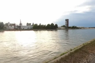 Fishermen fight the Hasselt plan for solar panels on canal