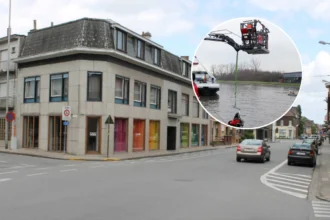 Fluvia fire brigade conducts diving exercise at Avelgem container port