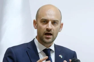 French FM urges Israel to let foreign press into Gaza