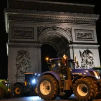 French farmers block Paris Parliament with 350 tractors
