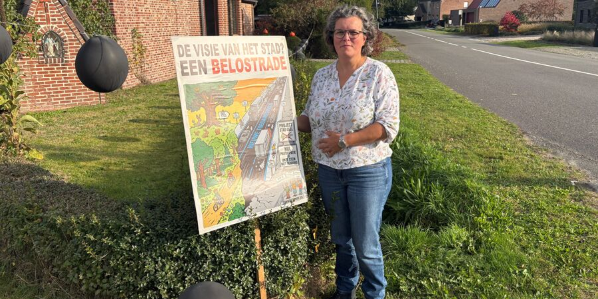 Geel Hamlet Demonstrates Against Road Redevelopment Infrastructure Plans with Black Balloons and Posters