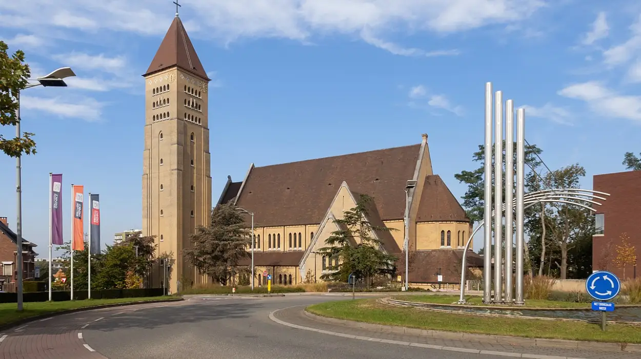 Genk prepares for De Warmste Week 2025 with a donation box