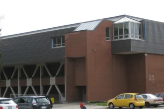 Genk’s Don Bosco welcomes 4-month-old puppy Ninja for support