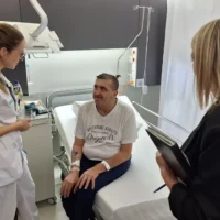 Genk's intercultural mediator Gülsen Cigek supports cancer patient Seyhan Memishev