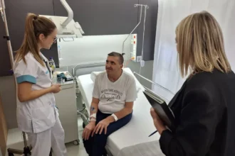 Genk's intercultural mediator Gülsen Cigek supports cancer patient Seyhan Memishev
