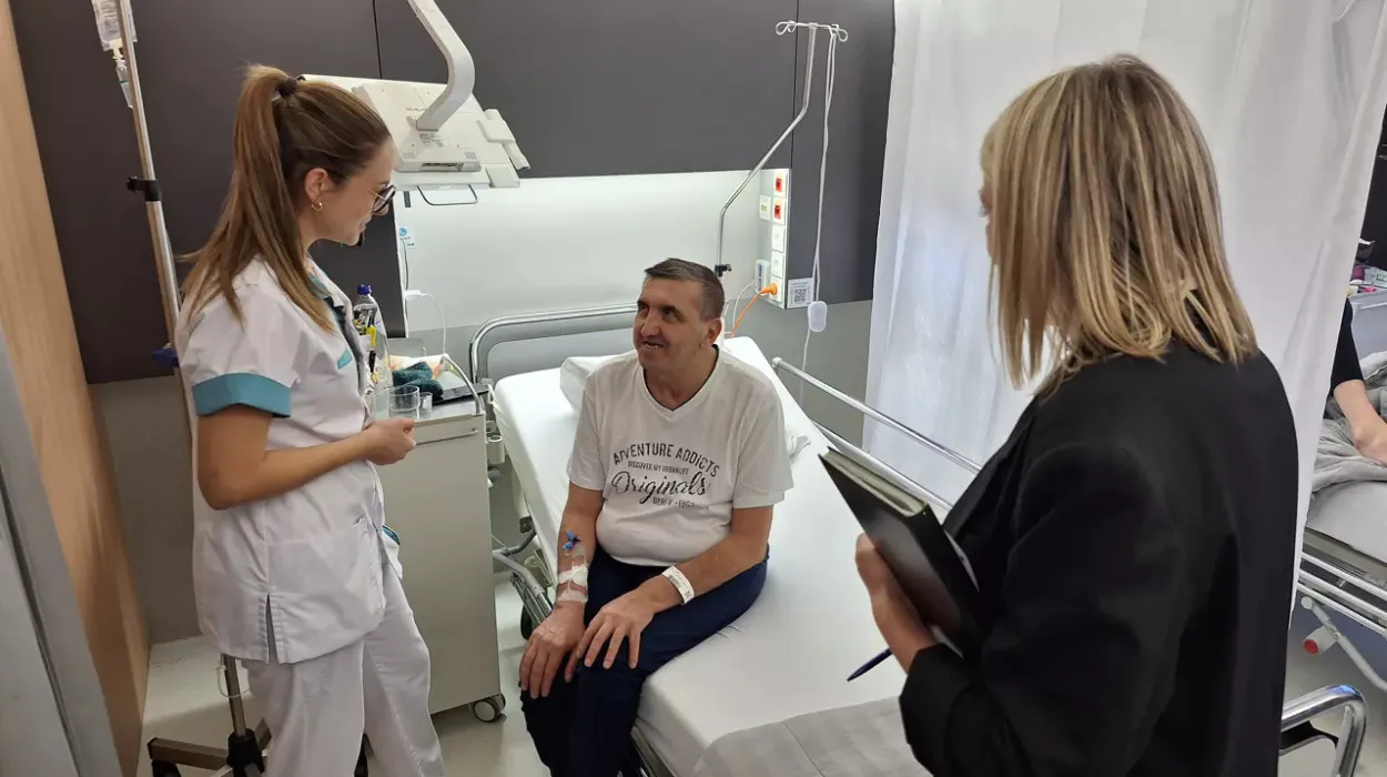 Genk's intercultural mediator Gülsen Cigek supports cancer patient Seyhan Memishev