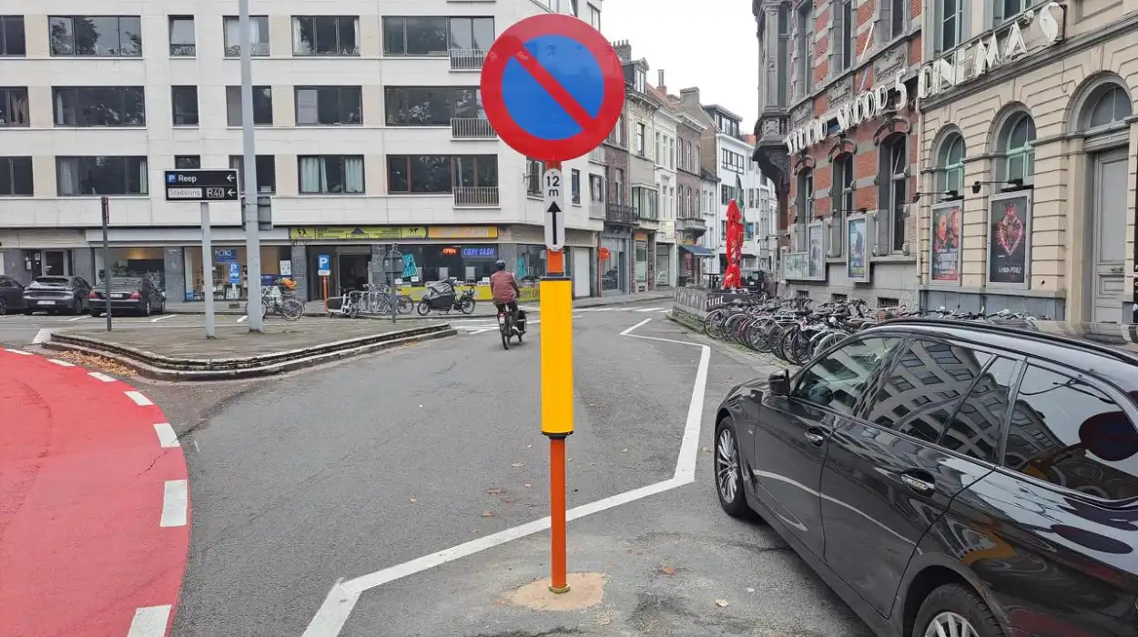 Ghent's Sint-Annaplein introduces new bike lane markings