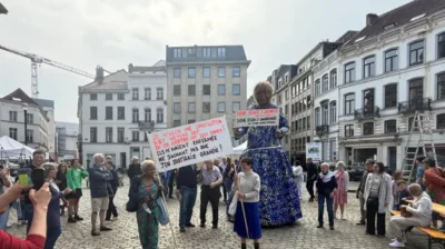 Giantess Sabine honors Liège’s Sabine Amiyeme in Brussels