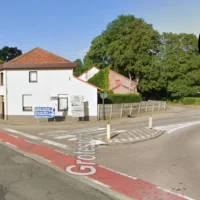 Glabbeek Herberg installs red phone box near five oak trees