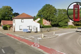 Glabbeek Herberg installs red phone box near five oak trees