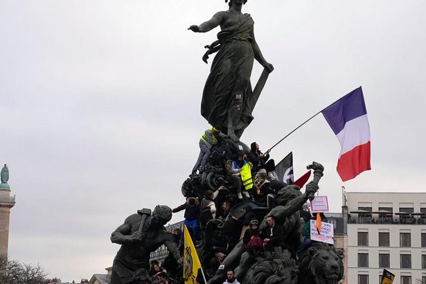 Archive image of French demonstrators in Paris illustrating the Macron Trump dispute and political unrest.
