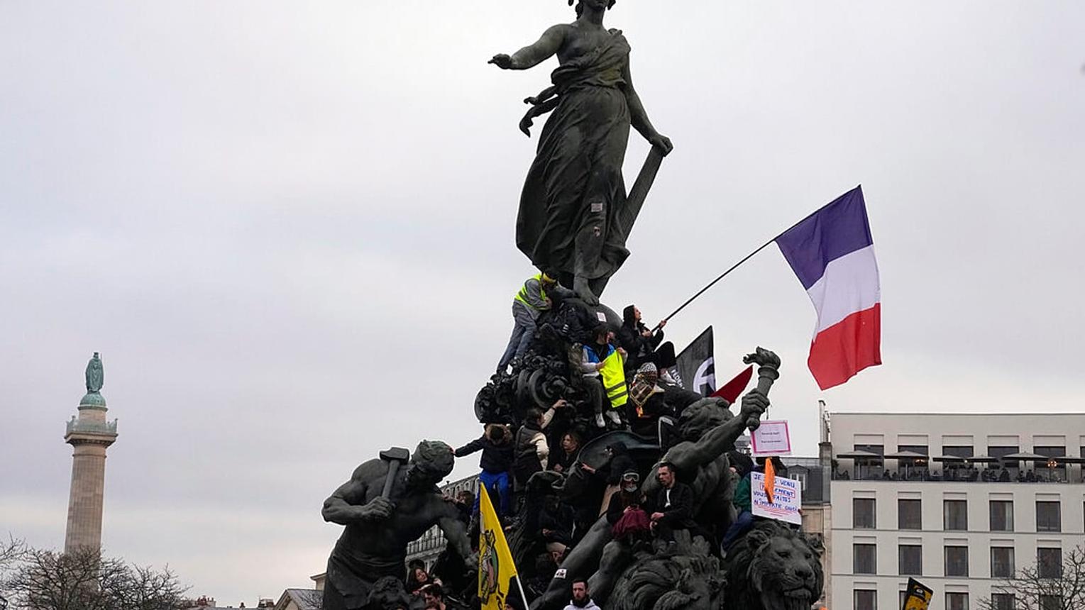 Archive image of French demonstrators in Paris illustrating the Macron Trump dispute and political unrest.