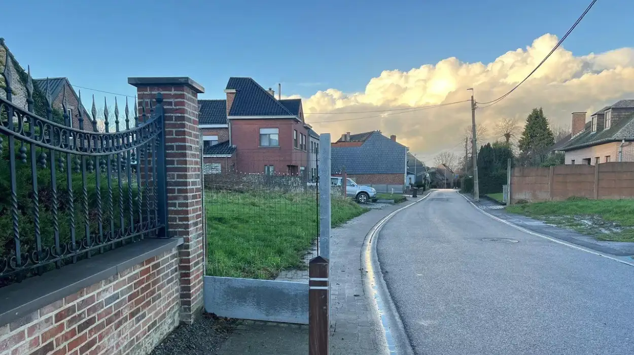 Haaltert resident's fence blocks sidewalk causes Debate