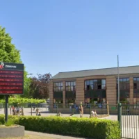 Hamont-Lo school adds a zone with flowers and a QR bench