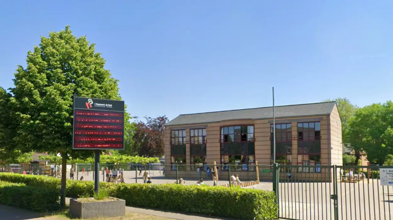 Hamont-Lo school adds a zone with flowers and a QR bench