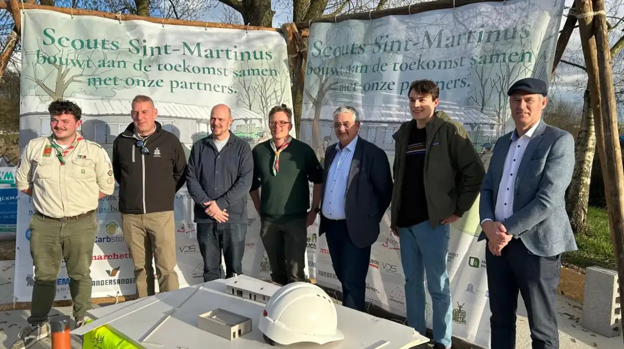 Hasselt Kanaalkom Mayor Vandeput lays scout base stone