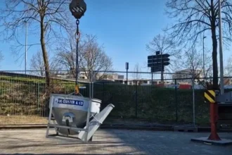 Hasselt kids operate crane at PXL-STEM construction camp