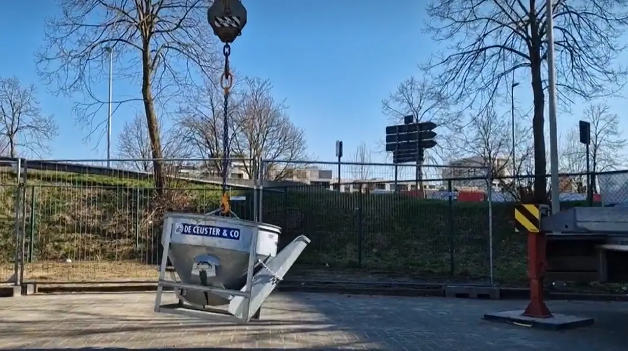 Hasselt kids operate crane at PXL-STEM construction camp