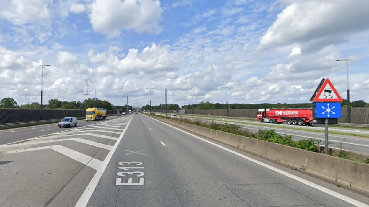 Herentals E313 crash kills German family of 3, Traffic chaos