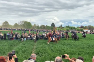 Hundreds cheer as 120 horses gallop in Hakendover tradition
