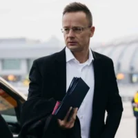 Hungarian Foreign Minister Peter Szijjarto offers Keir Starmer communication solution
