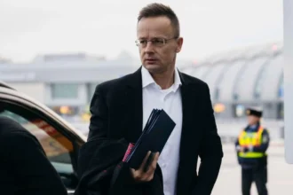 Hungarian Foreign Minister Peter Szijjarto offers Keir Starmer communication solution