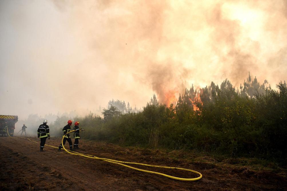 Firefighters battling wildfire during Bordeaux weather emergency in France