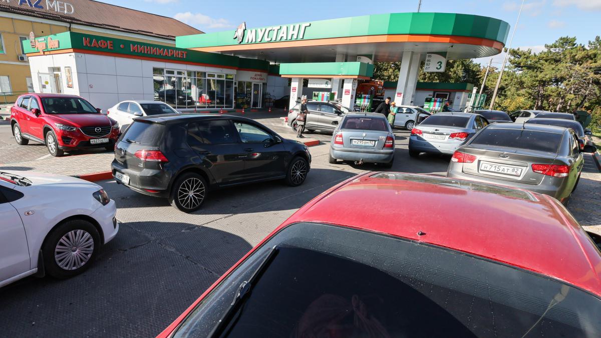 Russia Ukraine conflict after Crimea halts public fuel sales following deadly strikes in 2026