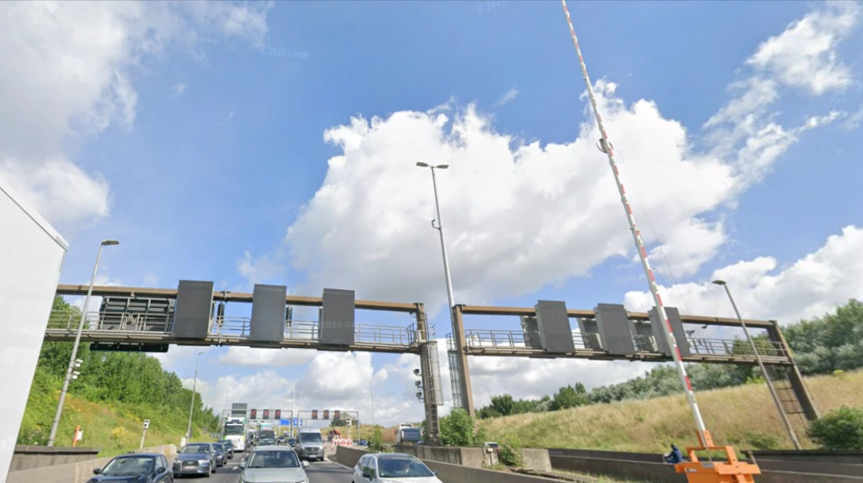 Kennedy Tunnel Lane Blockage Triggers Major Traffic Jam on Antwerp Ring
