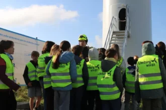 Kids learn wind energy at Bilzen's new 200m Turbines by Aspiravi