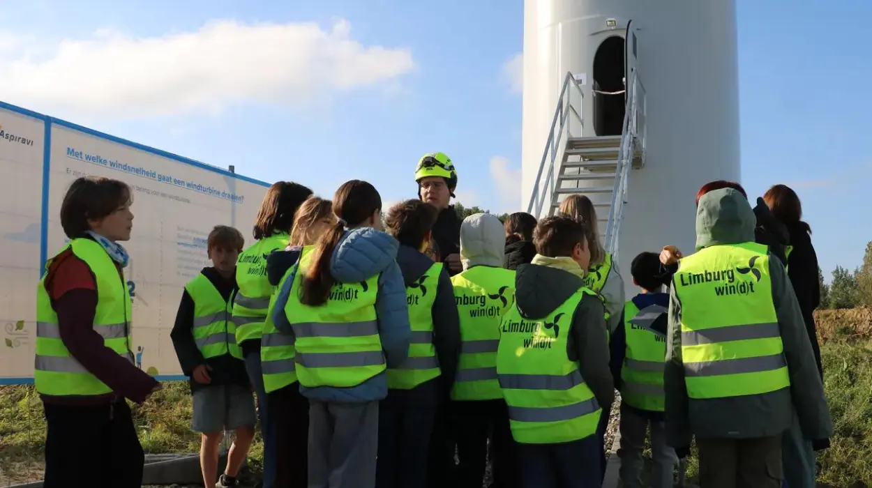 Kids learn wind energy at Bilzen's new 200m Turbines by Aspiravi