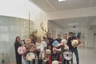 Korbeek-Lo Football Club donates teddy bears to children at UZ Leuven