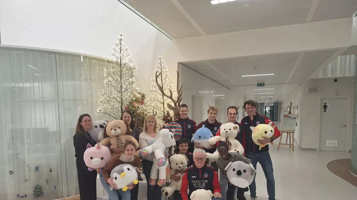 Korbeek-Lo Football Club donates teddy bears to children at UZ Leuven