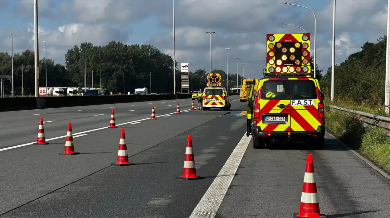 Kortrijk highway accident causes major delays and disruption