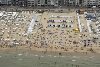 Lifeguards rescue German tourists from rough waters in Knokke-Heist