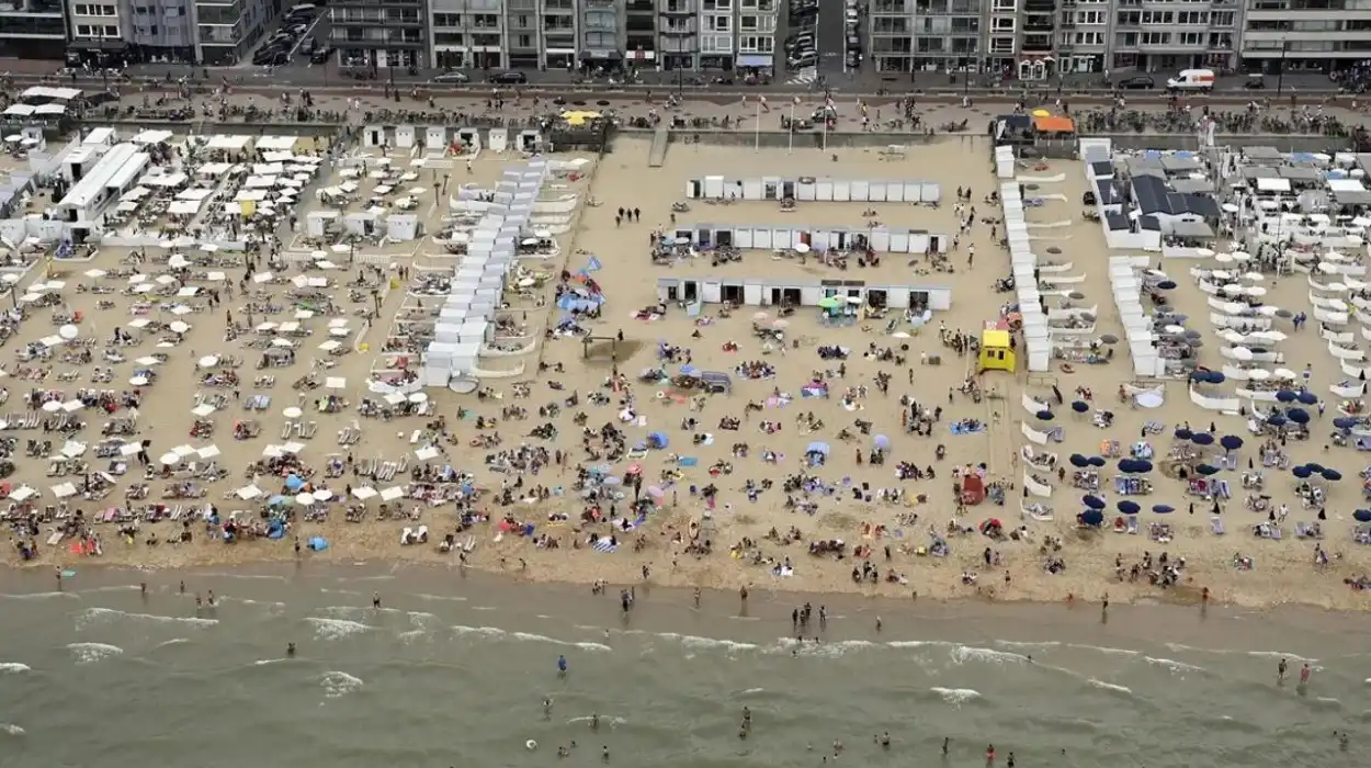 Lifeguards rescue German tourists from rough waters in Knokke-Heist