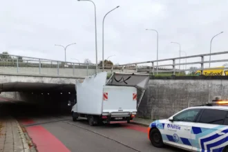 Light truck stuck in Zemstbaan tunnel in Mechelen Driver uninjured, traffic delays