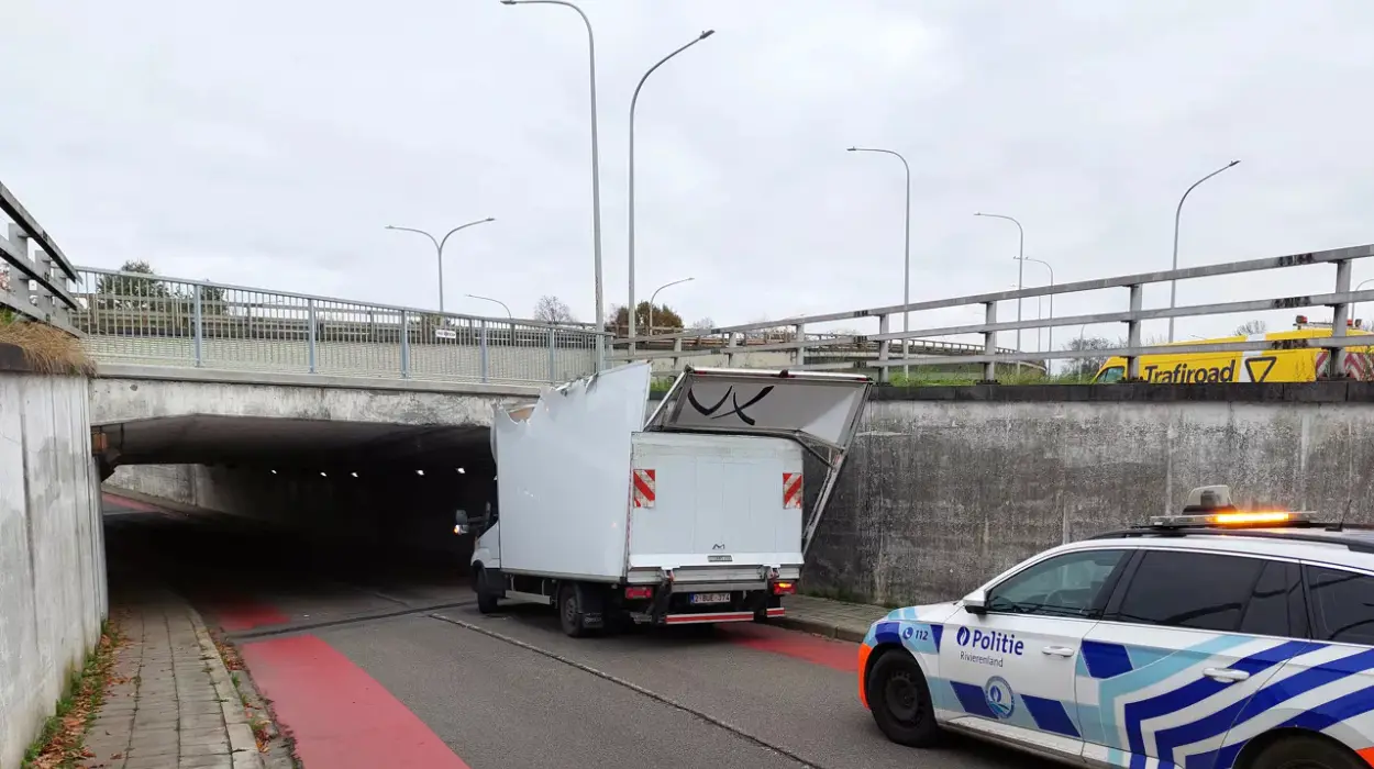 Light truck stuck in Zemstbaan tunnel in Mechelen Driver uninjured, traffic delays