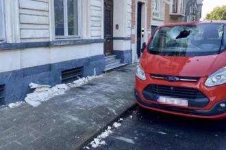 Lime falls from a heritage building in Bruges, damaging Car